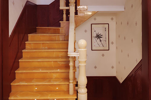 揭西中式别墅室内汉白玉石楼梯的定制安装装饰效果
